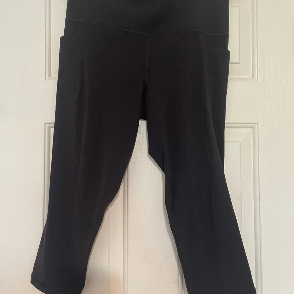 Athleta Salutation Stash Capri Leggings Black Size L - Picture 4 of 4